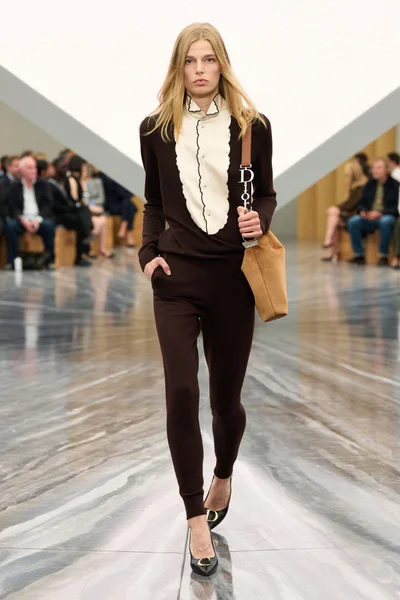 Look 10